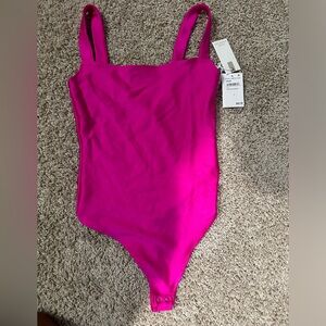 Good American COMPRESSION SHINE Bodysuit Fuschia